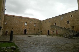 Castello di Lagopesole: Il Cortile Grande